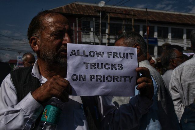 Members of Kashmir Valley Fruit Growers Association shout slogans during a protest in Srinagar, the summer capital of Indian Kashmir. Kashmir Valley Fruit Growers protest against authorities for alleging stopping their fruit-laden trucks along the 270-kilometer-long Jammu -Srinagar highway in India on Sept. 26, 2022. (Photo by Mubashir Hassan \/ Pacific Press\/Sipa USA