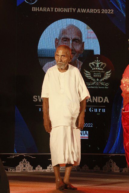 125-year-old yoga guru Swami Sivananda received the Bharat Dignity Awards 2022, presented by Tathagata Roy, Former Governor of Meghalaya, Indian Odissi dancer Guru Sanchita Bhattacharyaa in Kolkata. Swami Sivananda was born on August 8, 1896, according to his passport. If true, his life would have spanned three centuries, but despite his apparent age he remains strong enough to perform yoga for hours at a time. He is now applying to Guinness World Records to verify his claim. It currently lists Japans Jiroemon Kimura, who died in June 2013 aged 116 years and 54 days, as the oldest man to have ever lived. (Photo by Mubashir Hassan \/ Pacific Press\/Sipa USA
