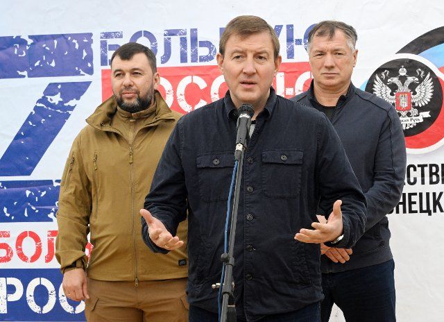 The ceremony of handing over the keys to apartments in houses built by representatives of the Military Construction Complex of the Russian Ministry of Defense in the Nevsky microdistrict in Mariupol. Left to right: Head of the Donetsk People\