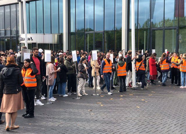 Thousands Brazilian citizens residing in the Netherlands wait in line to vote in presidential elections at a polling station in RAI convention center on October 2, 2022 in Amsterdam,Netherlands. (Photo by Paulo Amorim\/Sipa USA