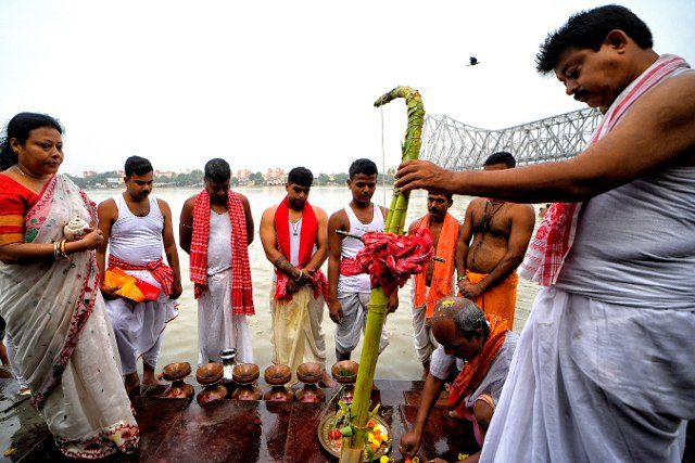 Hindu devotees perform traditional rituals on the seventh day of the Durga puja festival at a Ghat on the banks of the Hooghly river. People of Kolkata observe Durga Puja which is the biggest Hindu festival in West Bengal. The festival runs for 9 days all over India, today is the 7th day of the festival which is known as Saptami. (Photo by Avishek Das \/ SOPA Images\/Sipa USA