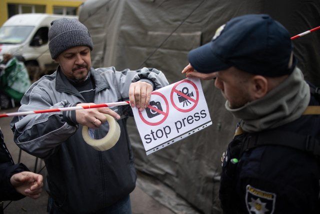 Ukrainian people and police hang a sign Stop Press, to forbid the Press to take picture or photograph a area around the road to access Irpin. In Kiev side on March 30, 2022, during the Russian Invasion of Ukraine. Photo by Raphael Lafargue\/Abaca\/Sipa