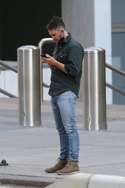 Actor, Taylor Kitsch spotting going for a walk and playing with his cell phone while in Toronto, Canada. Taylor Kitsch just wrapped filming his the new Netflix series âPainkillerâ in Toronto, which is a scripted drama about the origins of the 