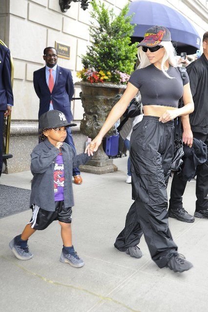 Kim Kardashian exits the Ritz-Carlton hotel holding her kids in New York City Pictured: Kim Kardashian Ref: SPL5320777 220622 NON-EXCLUSIVE Picture by: SplashNews.com Splash News and Pictures USA: +1 310-525-5808 London: +44 (0)20 8126 1009 