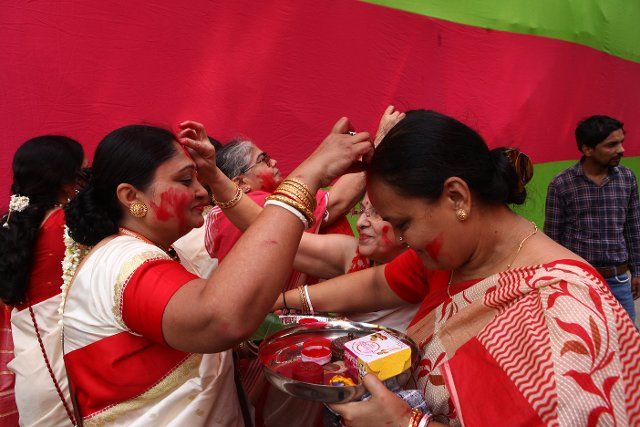 Women Play with Vermilion on the last day of Durga Puja Festival in New Delhi on 5th october 2022. (Photo by Ranjan Basu\/Pacific Press