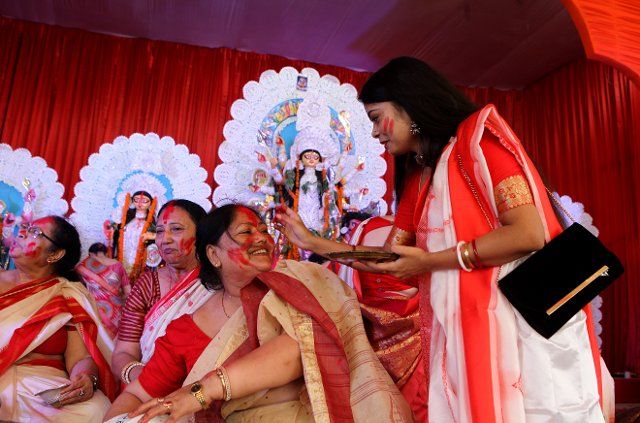 Women Play with Vermilion on the last day of Durga Puja Festival in New Delhi on 5th october 2022. (Photo by Ranjan Basu\/Pacific Press