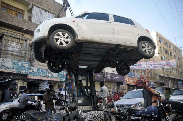 HYDERABAD, PAKISTAN, NOV 26: Traffic police car lifter lifts vehicle that parked in no parking area caused obstacle in smooth flow of traffic jam, in Hyderabad on Saturday, November 26, 2022. (Sajjad Zaidi\/PPI Images