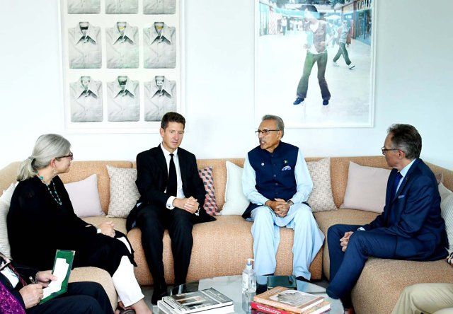 ISLAMABAD, PAKISTAN, SEP 09: President, Dr. Arif Alvi offering his condolence over the sad demise of Queen Elizabeth II at the British High Commission in Islamabad on Friday, September 09, 2022. (PPI Images