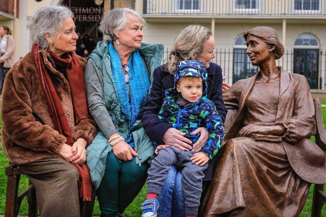 Richmond, London, UK, 16th Nov 2022. Sophie, Laury, Emma and Ludo (t-to-r). The first full-size bronze statue of Virginia Woolf, by acclaimed sculptor Laury Dizengremel, is unveiled at Richmond Riverside by Virginia’s great, great niece Sophie 