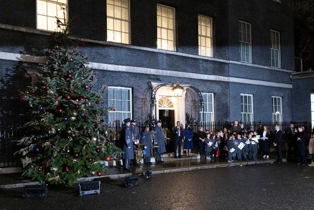 28\/11\/2022. London, United Kingdom. Prime Minister Rishi Sunak and his wife Akshata Murthy listen to year 3 student choir from Millbank Academy as they turn on the Downing Street Chrismas lights., Credit:Simon Dawson \/ Avalon