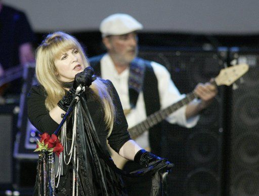 Stevie Nicks belts out the lyrics to "The Chain" during the Fleetood Mac performance at the White River Amphitheatre in Auburn WA. on July  1 2004.  This is the 25th stop of their 35 city nationwide 2004 tour. (UPI Photo\/Jim Bryant) 