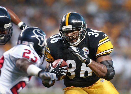Pittsburgh Steelers Jerome Bittis runs against the Houston Texans at Heinz Feild in Pittsburgh PA. on September 21 2004. Bettis  ran for 48 yards and one touchdown as the Steelers defeated the Texans 38 to 3.      (UPI Photo\/Stephen Gross)