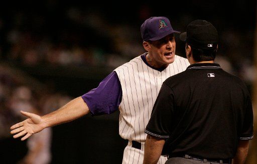Arizona Diamondbacks manager Bob Melvin argues with the first base umpire Tony Randazzo after D\
