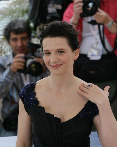 Juliette Binoche arrives at the photocall of her new movie "Cache"at the 58th Cannes film festival on Saturday April 14  2005. (UPI Photo\/Hugo Philpott)