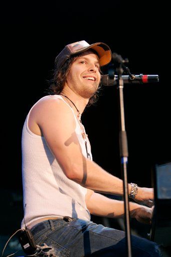Gavin DeGraw performs in concert at the Sound Advice Amphitheatre in West Palm Beach  Florida on August 21 2005.  (UPI Photo\/Michael Bush)