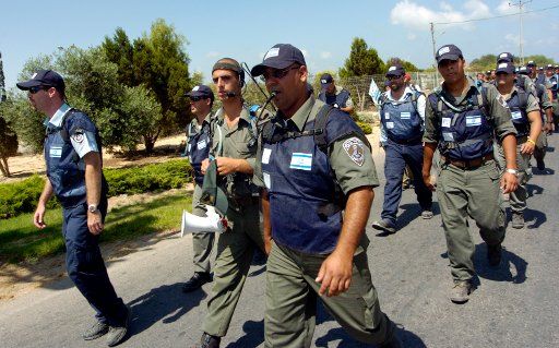 Israeli border police enter the Jewish settlement Atzmona  to evacuate the settlers from the Gaza Strip August 21 2005.  (UPI Photo\/Debbie Hill)