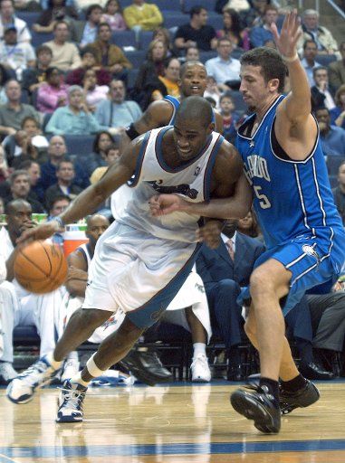 Antwan Jeffries (4) of the Washington Wizards drives to the basket against Keyon Dooling (5) of the Orlando Magic at the MCI Center in Washington on November 5 2005. (UPI Photo\/Kevin Dietsch) 