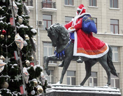 A monument to Yuri Dolgoruki founder of Moscow is dressed as Santa Clause at the Tverskay street in Moscow on December 27 2005. (UPI Photo\/Anatoli Zhdanov)