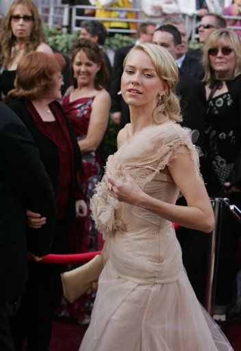 Naomi Watts   arrives at the 78th Annual Academy Awards at the Kodak Theatre in Hollywood California on March 5 2006.  (UPI Photo\/Terry Schmitt)