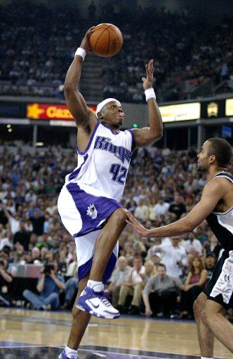 Sacramento Kings guard Bonzi Wells drives to the basket against San Antonio Spurs guard Tony Parker at Arco Arena in Sacramento California on April 28 2006. The Kings beat the Spurs 94-93 in game 3 of the playoffs.  (UPI Photo\/Ken James)