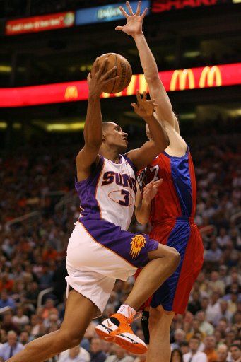 Phoenix Suns Boris Diaw drives against the Los Angeles Clippers Vladimir Radmanovic during the first quarter of the first game of the NBA conference semifinals in Phoenix AZ May 8 2006.      (UPI Photo\/Rick Scuteri)