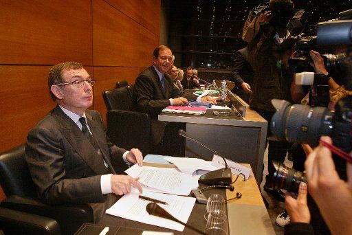 Photographers mob EADS Co-Chief Executive Noel Forgeard upon his arrival at the National Assembly in Paris June 28 2006 to face a parliamentary grilling in his battle to survive a management crisis at planemaker Airbus amid mounting evidence its...