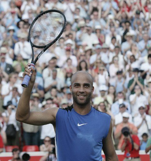 American James Blake waves to the applauding crowd after his win over American Andy Roddick at the Semi-Finals of the 2006 Stella Artois tennis tournament in London on Saturday June 17 2006. Blake won the match 7-5 6-4.  (UPI Photo\/Hugo Philpott)