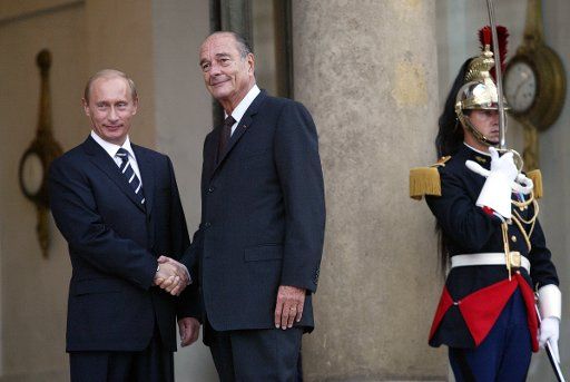 French President Jacques Chirac and Russian President Vladimir Putin shake hands on the steps of the Elysee Palace in Paris September 22 2006. Putin and Chirac are due to take part in a tripartite summit with German Chancellor Angela Merkel tomorrow....