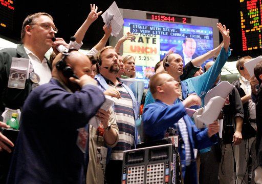 Traders work in the 2 and 5 year options pit at the Chicago Board of Trade after the Federal Open Market Committee left interest rates unchanged in Chicago October 25 2006. (UPI Photo\/Mark Cowan)