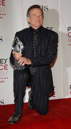 Robin Williams appears backstage with his award for favorite funny male star at the 33rd annual People\