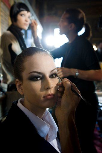 Models prepare backstage prior to the Franck Sorbier  Spring\/Summer 2007 Haute Couture collection presentation in Paris on January 24 2007. (UPI Photo\/William Alix)