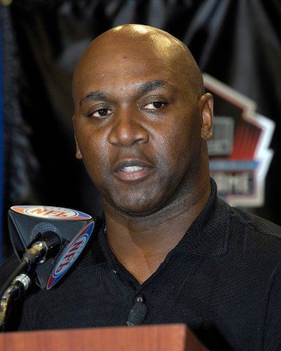 Running back Thurman Thomas of the Buffalo Bills speaks at a press briefing following his selection to the National Football League Hall of Fame in Miami on February 3 2007. (UPI Photo-Joe Marino\/Bill Cantrell)
