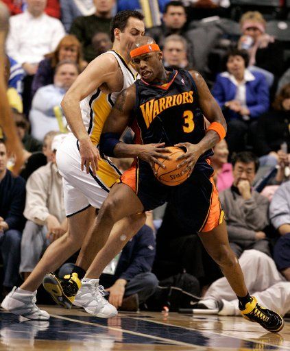 Golden State Warriors forward Al Harrington (3) drives around Indiana Pacers center Jeff Foster (10) at Conseco Fieldhouse in Indianapolis February 5 2007. Golden State defeated the Pacers 113-98. (UPI Photo\/Mark Cowan)