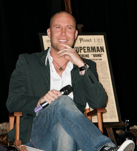 Actor Michael Rosenbaum reacts to the audience during the Jules Verne Adventure Film Festival at the Grand Rex Theatre in Paris on April 20 2007.  Rosenbaum received an award for his role as Lex Luthor on the television series "Smallville".   (UPI...