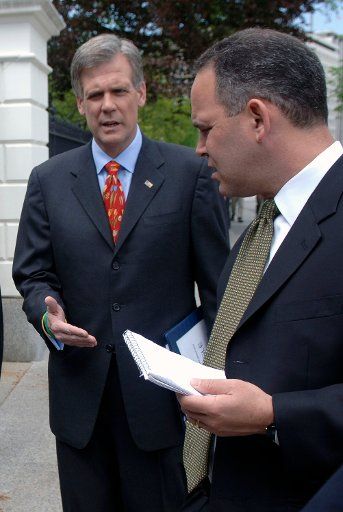 White House Press Secretary Tony Snow (L) talks to CBS correspondent Jim Axelrod following Snow\