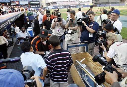 San Francisco Giants Barry Bonds talks with his two nephews during batting practice before a game with the New York Mets at Shea Stadium in New York City on May 31 2007. (UPI Photo\/John Angelillo)