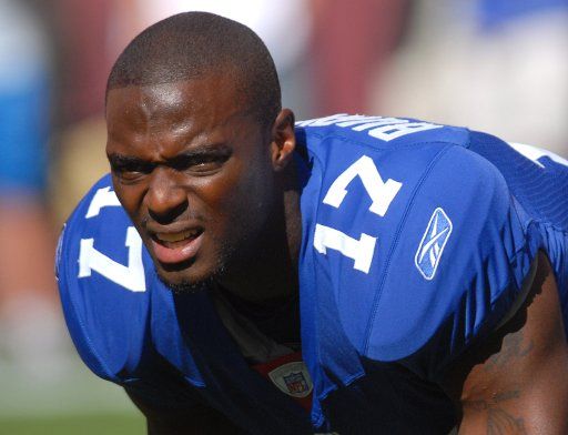 New York Giants wide receiver Plaxico Burress warms up prior to the Giants game against the Washington Redskins at FedEx Field on September 23 2007. (UPI Photo\/Kevin Dietsch)