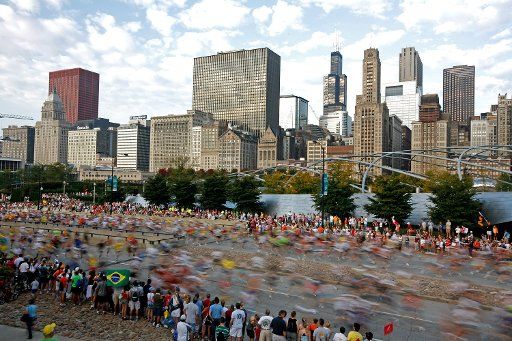 Runners compete in the LaSalle Bank Chicago Marathon in Chicago on October 7 2007. (UPI Photo\/Brian Kersey)
