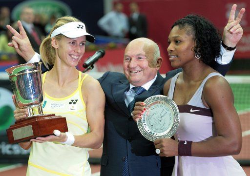 Elena Dementieva of Russia (L) Moscow Mayor Yuri Luzhkov and Serena Williams of the U.S. pose for a picture after the Kremlin Cup final tennis match in Moscow on October 14 2007. (UPI Photo\/Sergey Shakhidzanyan).