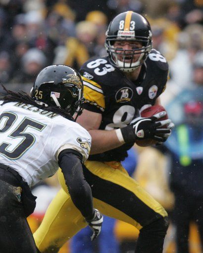 Pittsburgh Steelers Heath Miller runs into the end zone for a touchdown against the Jacksonville Jaguars during the second quarter at Heinz Field in Pittsburgh Pennsylvania on December 16 2007. (UPI Photo\/Stephen Gross)
