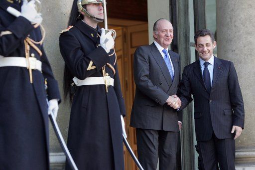 French President Nicolas Sarkozy (R) greets visiting Spanish King Juan Carlos at the Elysee Palace in Paris December 12 2007. (UPI Photo\/Eco Clement)
