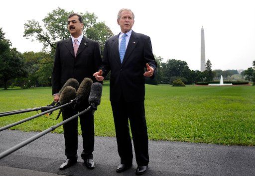 U.S. President George W. Bush (R) delivers remarks alongside the Prime Minister of Pakistan Syed Yousuf Raza Gilani following their meeting on the South Lawn of the White House in Washington on July 28 2008. (UPI Photo\/Kevin Dietsch)