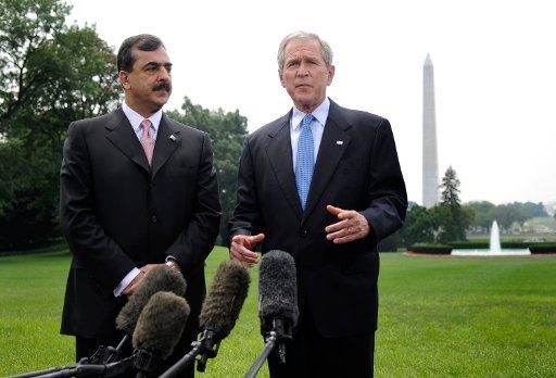 U.S. President George W. Bush (R) delivers remarks alongside the Prime Minister of Pakistan Syed Yousuf Raza Gilani following their meeting on the South Lawn of the White House in Washington on July 28 2008. (UPI Photo\/Kevin Dietsch)