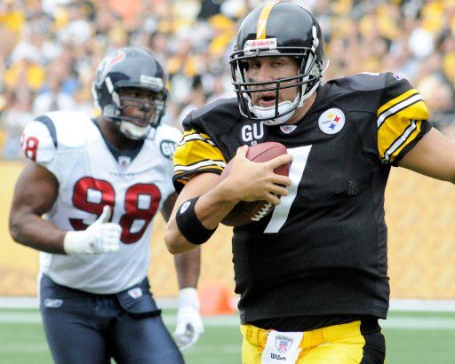 Pittsburgh Steelers quarterback Ben Roeslisberger runs pass Houston Texans Anthony Weaver for 17 yards in the first quarter at Heinz Field in Pittsburgh September 7 2008. (UPI Photo\/Archie Carpenter)