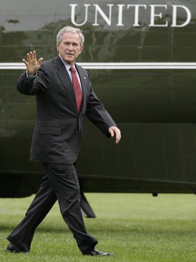 U.S. President George W. Bush waves as he returns to the White House in Washington after visiting areas damaged by Hurricane Ike in Texas on September 16 2008. (UPI Photo\/Yuri Gripas\/Pool)