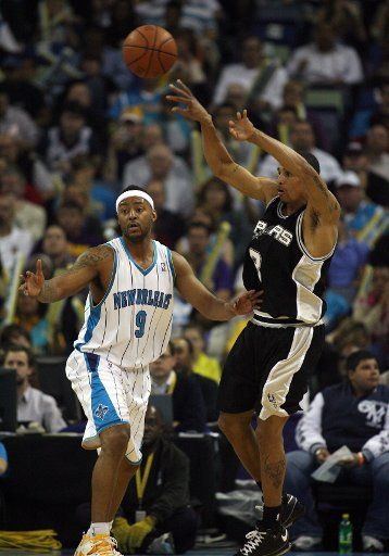 San Antonio Spurs George Hill (R) passes the ball over the head of New Orleans Hornets Morris Peterson (9) during NBA action in New Orleans on March 29 2009. (UPI Photo\/A.J. Sisco)