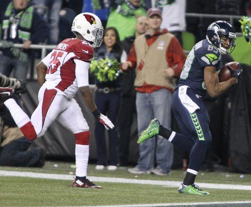 Seattle Seahawks wide receiver Doug Baldwin (89) outruns Arizona Cardinals cornerback Jerraud Powers (25) to the end zone at CenturyLink Field in Seattle, Washington on November 15, 2015. The Cardinals beat the Seahawks 39-32. Photo by Jim Bryant\/...