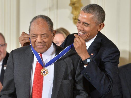 President Barack Obama awards the Medal of Freedom to baseball great Willie Mays during a ceremony at the White House in Washington, D.C. November 24, 2015. Photo by Kevin Dietsch\/