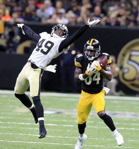 Pittsburgh Steelers wide receiver Antonio Brown (84) takes a Ben Roethlisberger pass for 57 yards and a touchdown during the 1st quarter at the Louisiana Superdome in New Orleans August 26, 2016. Defending on the play is New Orleans Saints ...