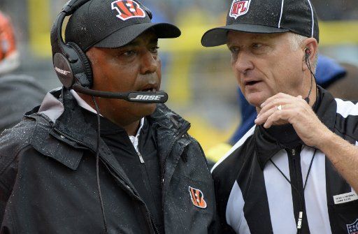 Cincinnati Bengals head coach Marvin Lewis listen to Head Linesman Steve Stelljes in the first quarter against the Pittsburgh Steelers at Heinz Field in Pittsburgh on September 18, 2016. Photo by Archie Carpenter\/